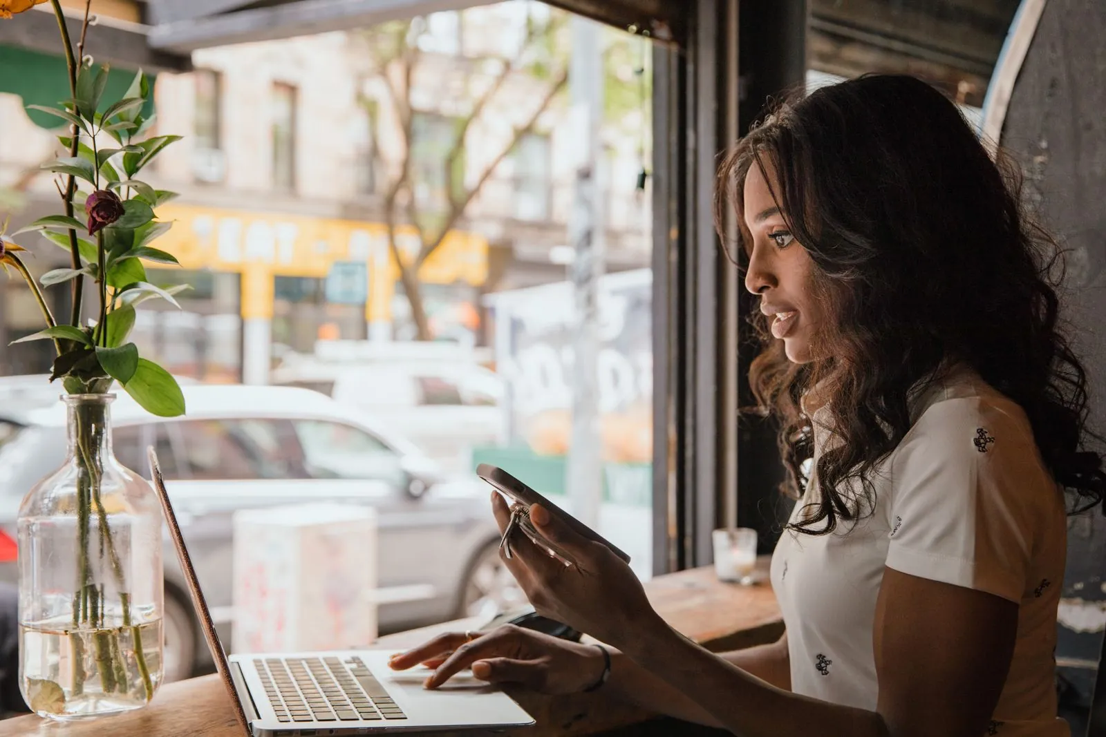 Emprendedora gestionando su negocio con Quioska desde el mostrador